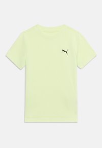 Ανοιχτό κίτρινο κοντομάνικο μπλουζάκι με στρογγυλή λαιμόκοψη και μικρό μαύρο λογότυπο Puma στο αριστερό στήθος, απλωμένο επίπεδα σε λευκό φόντο.