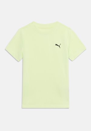 Jasnożółta koszulka z krótkim rękawem i okrągłym dekoltem, z małym czarnym logo Puma na lewej piersi, płasko ułożona na białym tle.