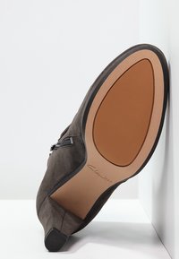 Clarks Botki na obcasie