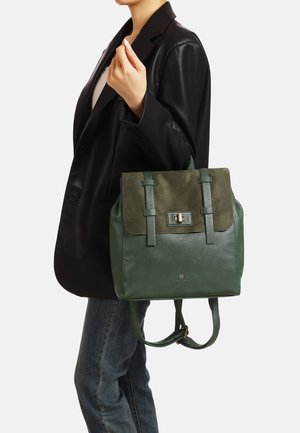 Zaino in pelle verde con accenti in camoscio, forma strutturata, doppie cinghie e chiusura metallica. Presenta un pattina con cinghie regolabili.
