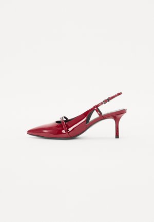Escarpins à talon en cuir verni rouge avec un bout pointu, une sangle réglable et un petit détail en métal près du cou-de-pied.