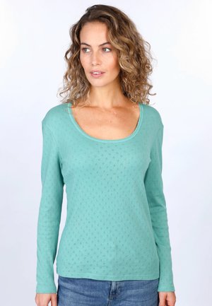 Türkises Langarmshirt mit Rundhalsausschnitt, das ein strukturiertes Rautenmuster und einen weichen, leichten Stoff aufweist.