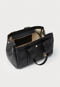 Borsa a spalla in pelle nera con finitura testurizzata, hardware dorato, manici doppi e interno di colore chiaro. Include una tasca con zip.