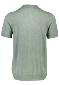 Pikétröja i ljusgrön, kort ärm, stickad textur, ribbad krage och fåll, bakvy som visar slät tyg utan mönster eller etiketter.