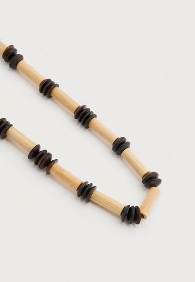 Ξύλινο κολιέ με εναλλασσόμενες ανοιχτόχρωμες κυλινδρικές χάντρες και σκουρόχρωμες στρογγυλές χάντρες-διαχωριστές πάνω σε λευκό φόντο.