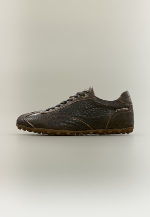 Baskets en cuir texturé marron foncé avec lacets noirs et semelle en gomme, vues de profil sur un fond neutre.