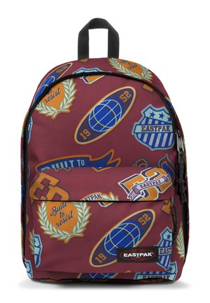 Sac à dos bordeaux avec plusieurs patchs colorés, y compris un globe, "Eastpak", "Construit pour résister" et le numéro 52, avec une poche zippée à l'avant.