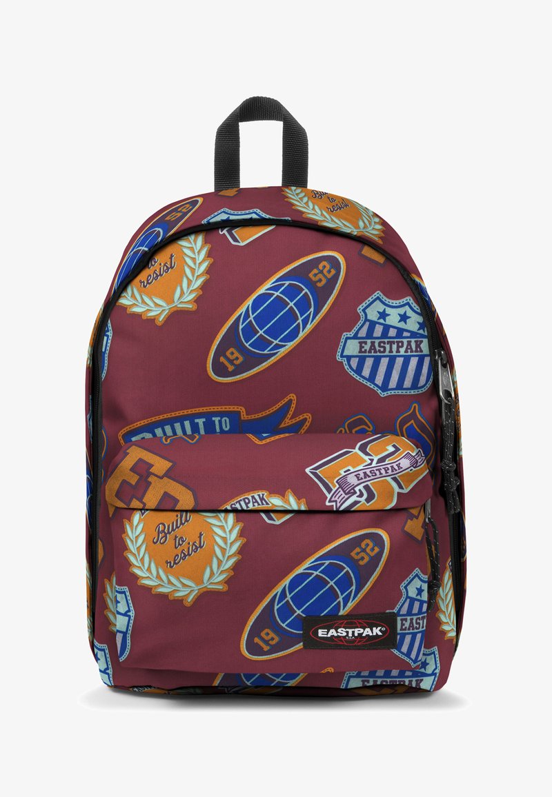 Bordový batoh s různými barevnými nášivkami, včetně globusu, "Eastpak", "Built to resist" a čísla 52, s přední kapsou na zip.