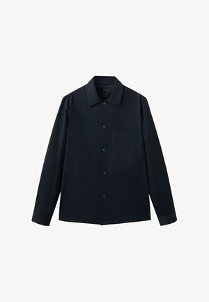 Czarna koszula z długim rękawem na guziki, z ostrym kołnierzykiem i jedną kieszenią na piersi po lewej stronie.