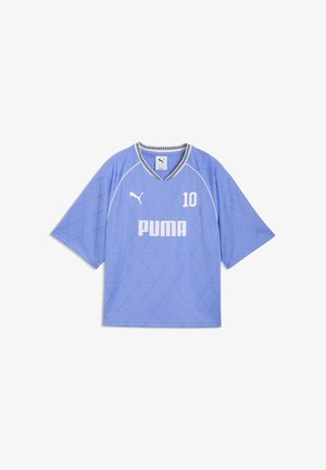 Lichtblauw Puma sportshirt met korte mouwen, wit nummer 10, Puma-logo en een V-hals met patroon.