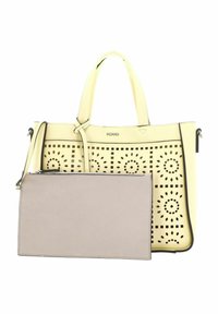 Sac fourre-tout en cuir jaune avec un motif floral perforé, équipé de deux poignées et d'une pochette beige séparée avec fermeture éclair.