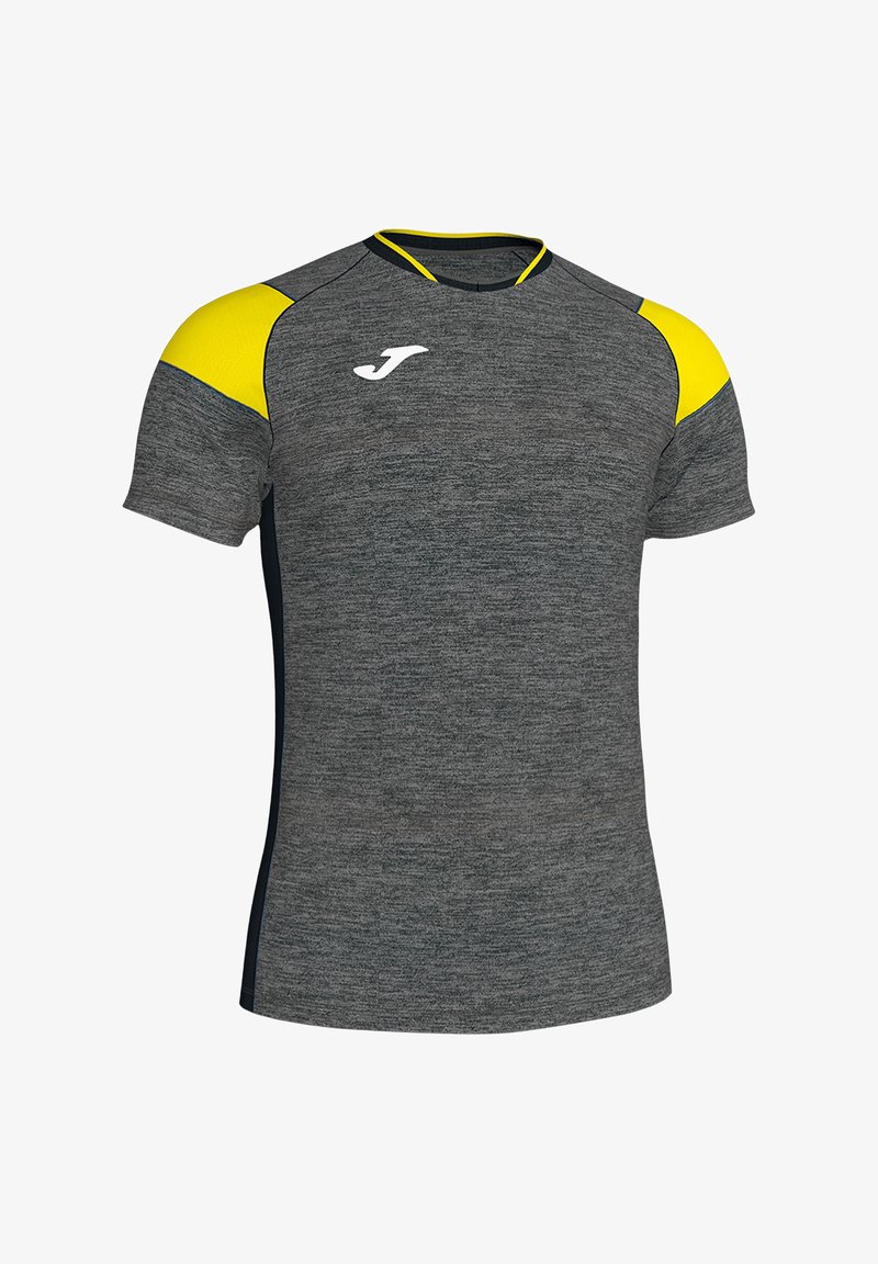 T-shirt de sport à manches courtes en tissu gris chiné avec des panneaux d'épaule jaunes et un petit logo blanc sur la poitrine.