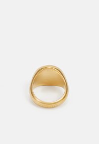 Goldfarbener Ring mit einem abgerundeten, glatten Design. Verfügt über eine polierte Oberfläche und keine sichtbaren Muster oder Akzente. Innen mit dem Markennamen graviert.