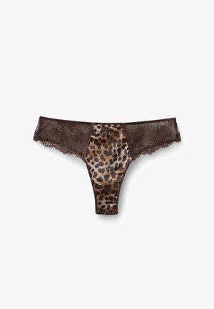Tanga de estampado de leopardo con detalles de encaje. Presenta un centro de tela opaca marrón y encaje marrón intrincado en los lados. Textura suave.
