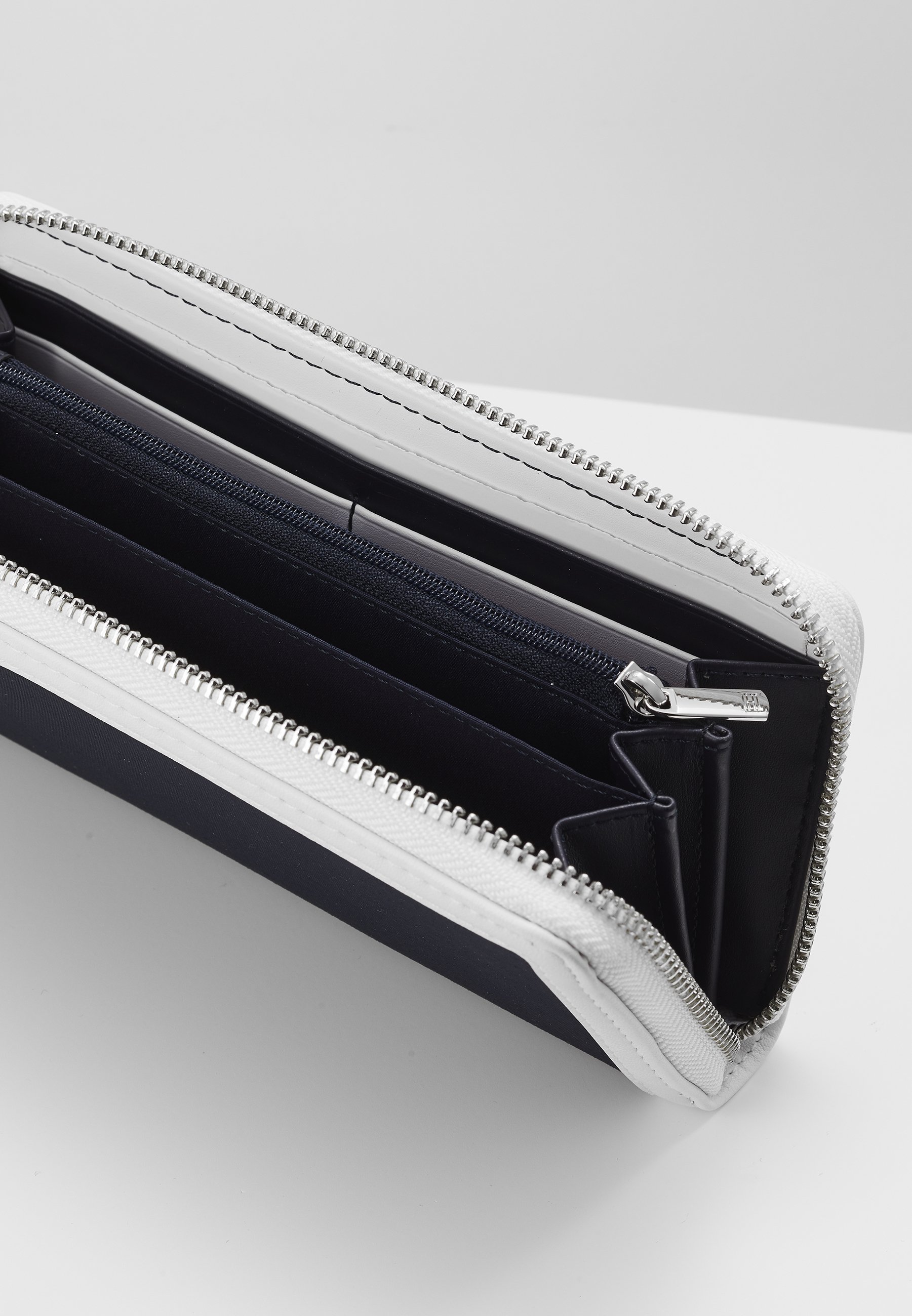 tommy hilfiger white wallet