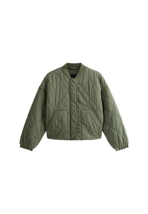 Vadderad grön bomberjacka med rund krage, elastiska ärmar och två framfickor. Materialet har en mjuk textur med en slät yta.