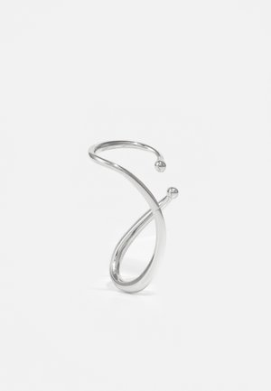 Sølv snoet armbånd med en glat overflade og to sfæriske accenter i hver ende. Designet er minimalistisk og skulpturelt.