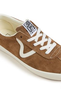 Braune Wildleder-Sneaker mit weißen Schnürsenkeln und Logo-Tag. Verfügt über einen weißen Seitenstreifen und gestickte Akzente. Flache Gummisohle, minimalistisches Design.