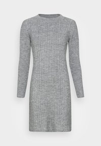 Abito in maglia a coste grigio con maniche lunghe, scollatura rotonda, forma aderente e un delicato motivo testurizzato su tutta la superficie. Lunghezza a metà coscia.