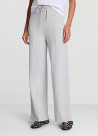 Hellgraue Sweatpants mit weitem Bein aus weichem, dehnbarem Stoff, ausgestattet mit einem Tunnelzug an der Taille, Seitennähten und passendem Schnitt.