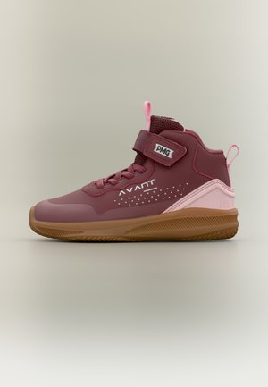 Baskets montantes bordeaux et roses avec semelle en gomme, lacets, sangle velcro portant la mention "PMG," et branding "AVANT" sur le côté, vue latérale.