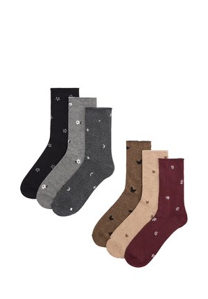 Seis pares de calcetines hasta la mitad de la pantorrilla en negro, gris, gris oscuro, marrón, beige y burdeos, cada uno con pequeños dibujos impresos como estrellas, flores, lunas, corazones y hojas.