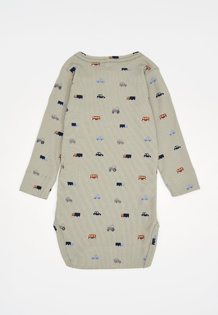 Hellgrüner gerippter Kinder-Overall mit einem Muster aus verschiedenen farbigen Fahrzeugen, langen Ärmeln und Druckknöpfen im unteren Bereich.