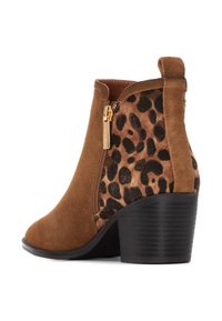 Stivaletti alla caviglia in suede marrone con un pannello in stampa leopardata, cerniera laterale con hardware dorato e tacco nero a scalare.