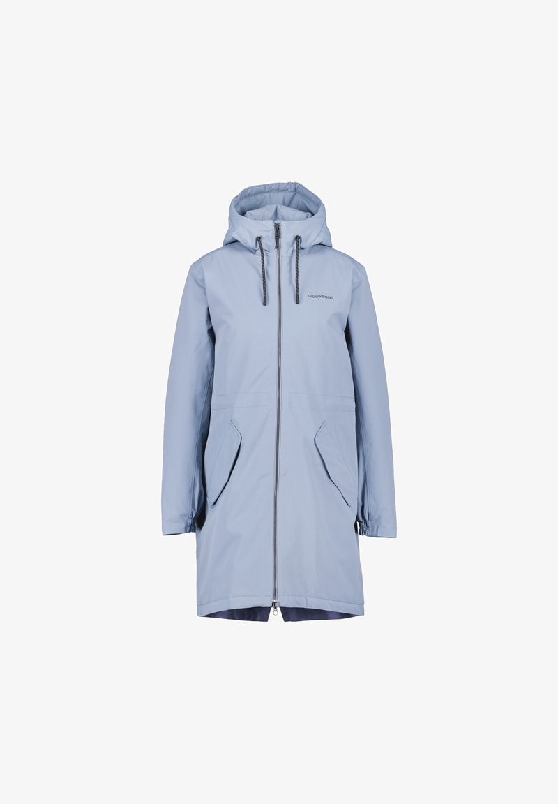 Imperméable long bleu clair avec capuche, fermeture éclair frontale, cordons et poches avant inclinées.