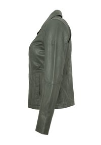 Die grüne Lederjacke zeichnet sich durch ein tailliertes Design, einen eingekerbten Kragen, lange Ärmel und eine dezente, strukturierte Oberfläche aus. Sie verfügt über seitliche Taschen und Stickdetails.