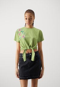 YAS YASFABIAN KNOT TEE - Marškinėliai su spaudiniu - grasshopper