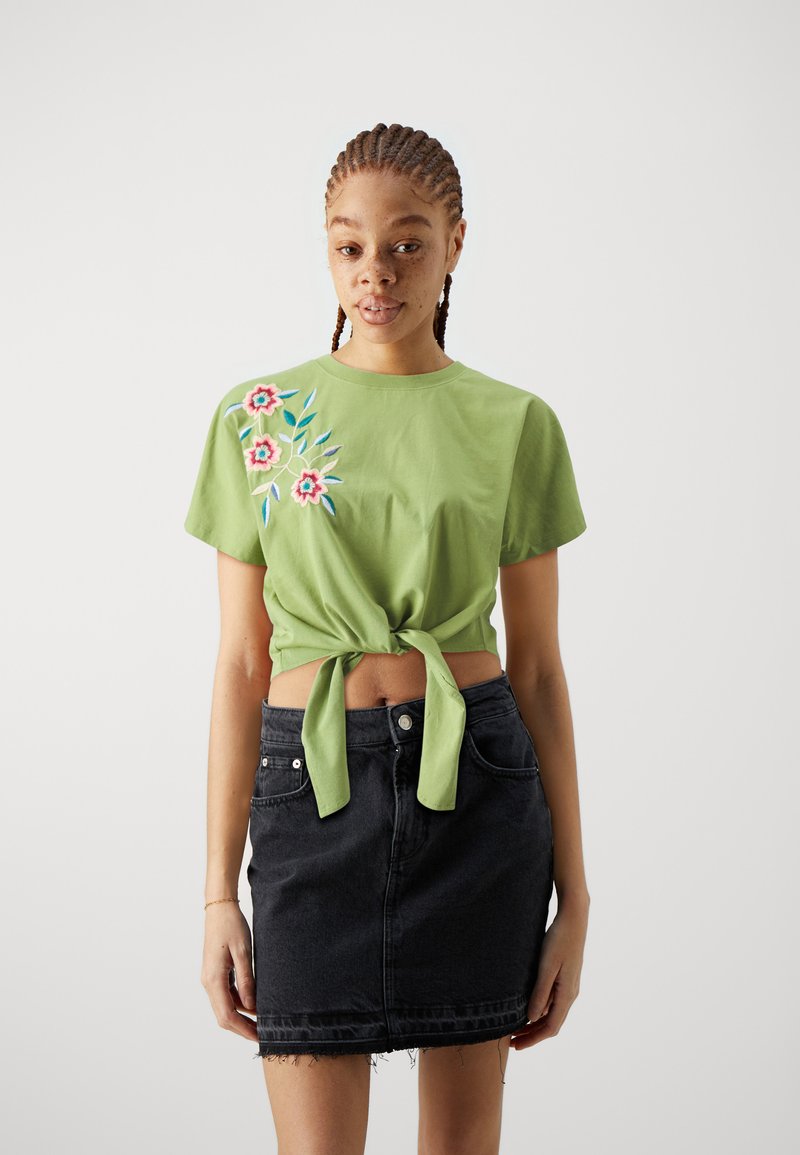 YAS YASFABIAN KNOT TEE - Trükipildiga T-särk - grasshopper