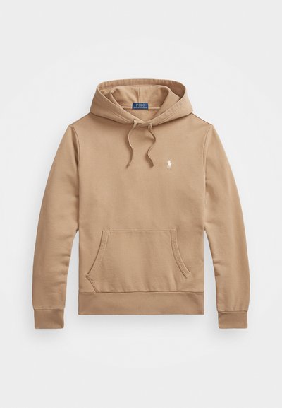 Sweatshirt capuz castanho feito de tecido suave, apresentando um bolso canguru na frente e um pequeno logótipo no peito. O tecido tem uma textura lisa.