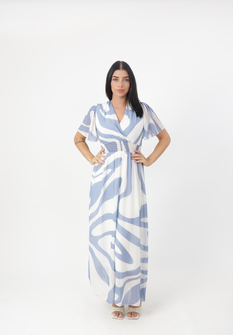 Robe maxi en tissu léger avec un motif de vagues bleu et blanc, dotée d'un col en V, de courtes manches volantées et d'une taille smockée.