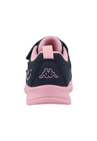 Granatowe buty sportowe z różowymi akcentami, siateczkowa cholewka, pętelka na pięcie i widoczne logo. Gumowa podeszwa z teksturowanym bieżnikiem.