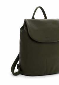 Sac à dos en cuir vert avec une finition texturée, rabat repliable et poignée supérieure. Dispose d'une seule sangle d'épaule pour plus de polyvalence.