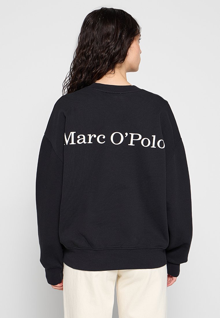 Schwarzer Sweatshirt mit lässiger Passform, der auf der Rückseite das weiße Logo "Marc O’Polo" trägt. Der Sweatshirt hat gerippte Bündchen und Saum.