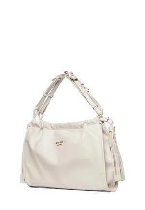 Weiße Lederhandtasche mit gerafftem oberen Teil, zwei abnehmbaren Trägern und dekorativen Quasten. Verfügt über ein goldenes Logo auf der Vorderseite.