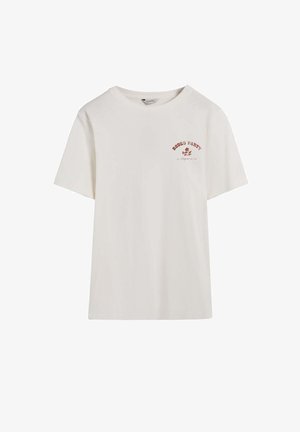 Witte katoenen t-shirt met korte mouwen. Voorzien van rode tekst "RODEO PARTY" en een bloemenontwerp op de linkerborst. Eenvoudig, rechtlijnig ontwerp.