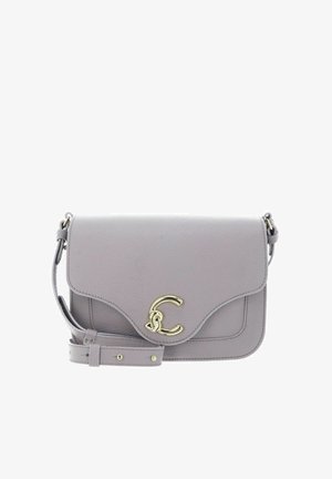 Sac bandoulière en cuir gris clair avec sangle ajustable et fermoir doré en forme de lettres C entrelacées.