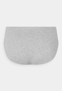 Graue Baumwollslips mit einer glatten Textur und nahtlosen Kanten, die ein schlichtes Design ohne sichtbare Muster oder Beschläge aufweisen.