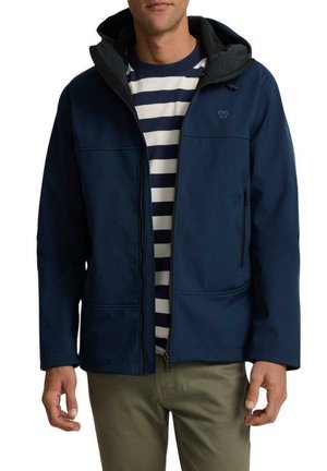 Chaqueta azul marino con capucha, con cierre frontal de cremallera, dos bolsillos frontales y una textura suave, llevada sobre una camisa a rayas.