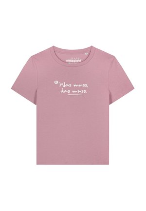Kurzärmeliges, staubrosa T-Shirt mit weißem, handschriftlichem Text auf Deutsch, der vorne mittig "Was muss, das muss" lautet.
