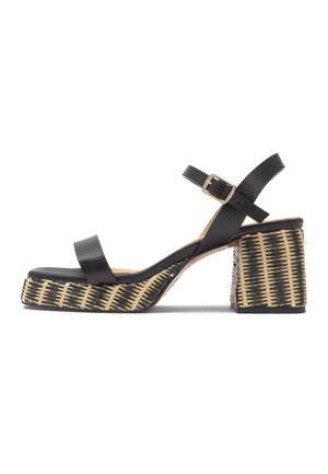 Sandalia de cuero negro con correa y hebilla en el tobillo, suela con plataforma y tacón grueso de bloque con patrón tejido en beige y negro.