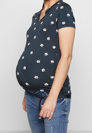  zwangerschaps T-shirt van donkerblauwe katoen met witte bloemenprint, V-hals, korte mouwen en een geplooid detail bij de taille.