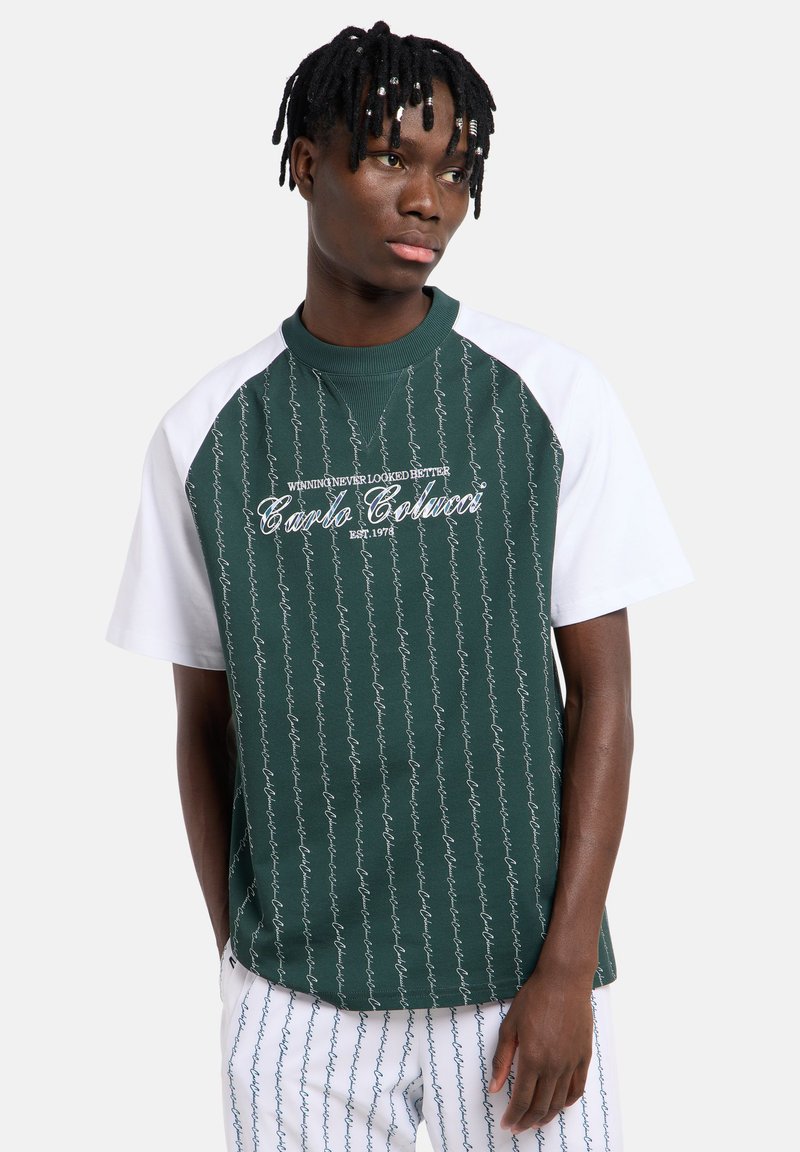 Πράσινο και λευκό κοντομάνικο t-shirt με ριμπ γιακά, με κατακόρυφο μοτίβο κειμένου και κεντημένο λογότυπο στο μπροστινό μέρος.