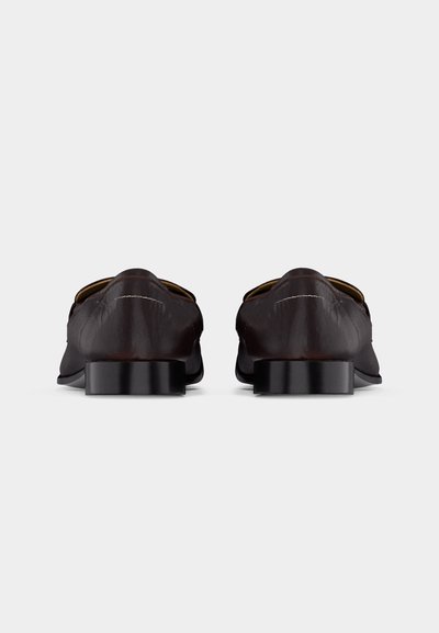 Ζευγάρι σκούρων καφέ δερμάτινων παπουτσιών για επίσημες εμφανίσεις, φαίνονται από πίσω με χαμηλές μαύρες φτέρνες και λεία ραφή.