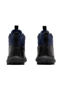 Schwarze und marineblaue Outdoor-Stiefel mit einem synthetischen Obermaterial, strukturiertem Absatz und Zuglaschen. Gummisohlen haben ein markantes Profildesign für besseren Halt.