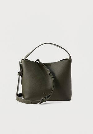 Χειροποίητη δερμάτινη τσάντα ώμου σε ελιά πράσινο χρώμα, με έναν μονό πάνω χερούλι και ρυθμιζόμενο ιμάντα ώμου, μπροστά σε απλό ανοιχτό φόντο.