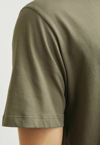 Jack & Jones GEDRUCKT RUNDHALS - Trükipildiga T-särk - silver sage